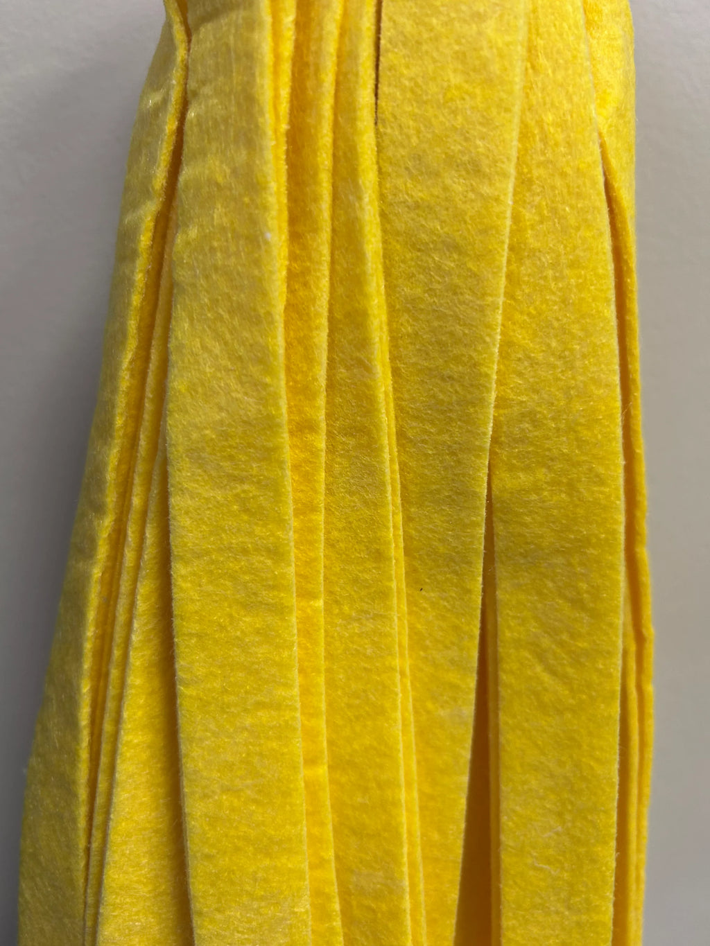 Detalle de fregona de tiras amarillas de alta absorción Export Belmar